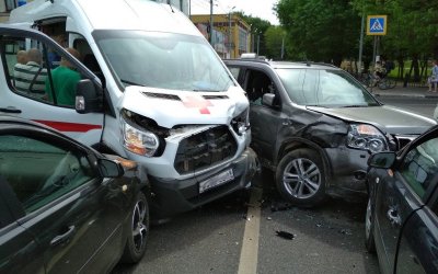 «Скорая помощь» попала в ДТП в центре Твери