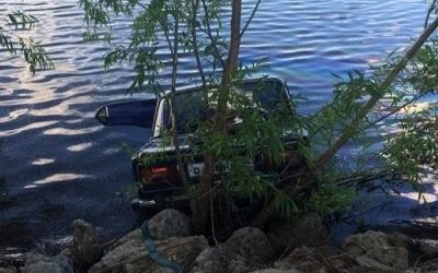 Женщина-водитель погибла при падении машины в озеро под Волгоградом
