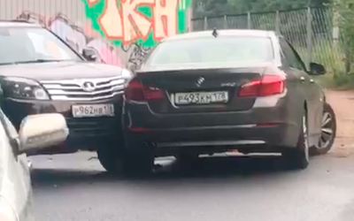В Санкт-Петербрге китайский внедорожник не смог разъехаться с BMW