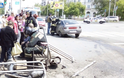 В Челябинске ВАЗ врезался в остановку с людьми: есть пострадавшие