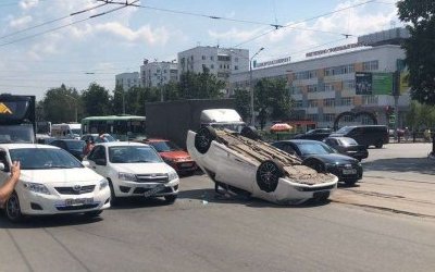 В Уфе опрокинулась иномарка