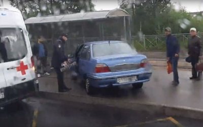 На Петергофском шоссе иномарка врезалась в остановку с людьми