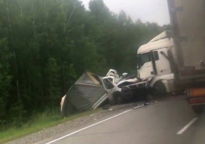 Водитель грузовика погиб в ДТП в Омской области