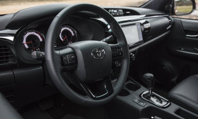 Юбилейный пикап Toyota Hilux Exclusive 2018 7