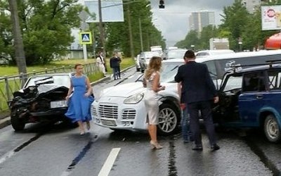 Молодожены попали в ДТП в Петербурге