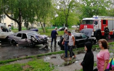 Молодожены попали в аварию в Нижнем Новгороде