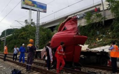 В Сочи фура упала на железнодорожные пути