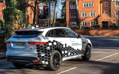 Беспилотные автомобили Land Rover учатся «общаться» на дорогах Британии