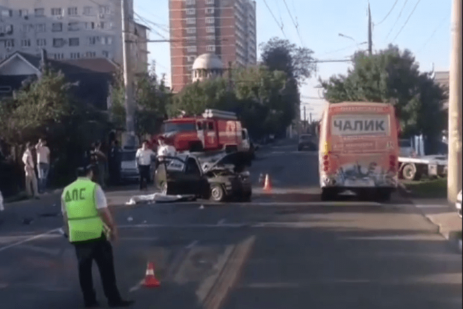 В Краснодаре в ДТП с такси погиб человек