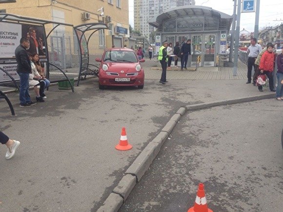 В Екатеринбурге иномарка влетела в остановку с людьми