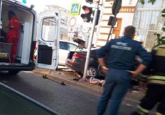 В Краснодаре после ДТП иномарка сбила женщину на тротуаре