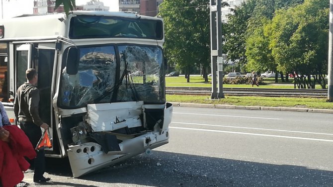 В ДТП с автобусами в Петербурге пострадали 7 человек (1)