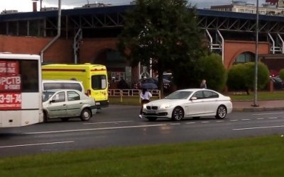 В Петербурге на Искровском проспекте иномарка сбила пешехода
