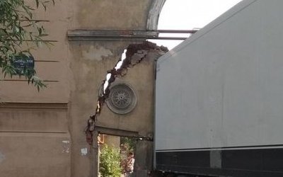 В Петербурге фура снесла арку XIX века