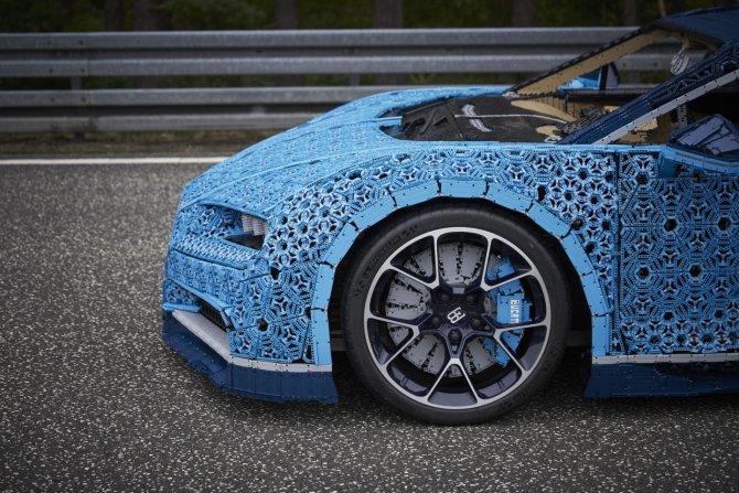 LEGO Technic Bugatti Chiron 9