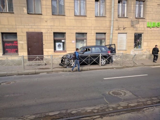 Автомобиль сбил женщину на тротуаре в Петербурге (1)