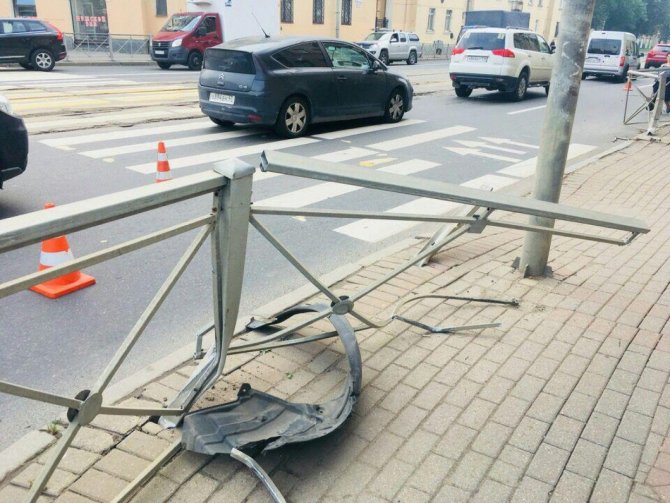 Автомобиль сбил женщину на тротуаре в Петербурге (3)