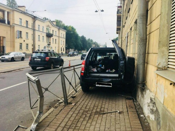Автомобиль сбил женщину на тротуаре в Петербурге (2)