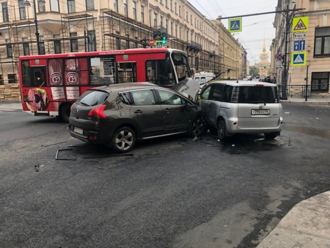 В Петербурге в ДТП с маршруткой пострадал человек (2)