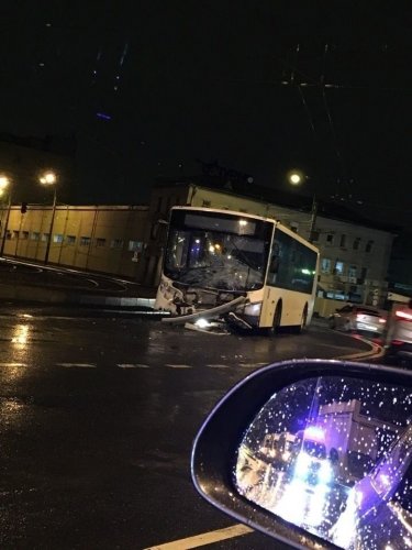 Два человека пострадали в ДТП с автобусом в Петербурге