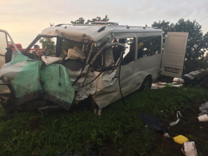 Четыре человека погибли в ДТП с грузовиком в Ленобласти (2)