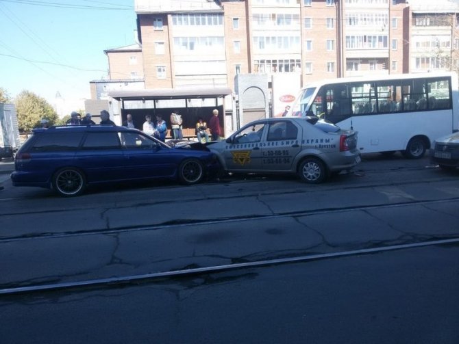 Три человека пострадали в массовом ДТП в Иркутске (2)