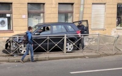 Автомобиль сбил женщину на тротуаре в Петербурге