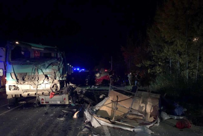 Под Чебоксарами погибло 13 человек в результате столкновения микроавтобуса и грузовика 2