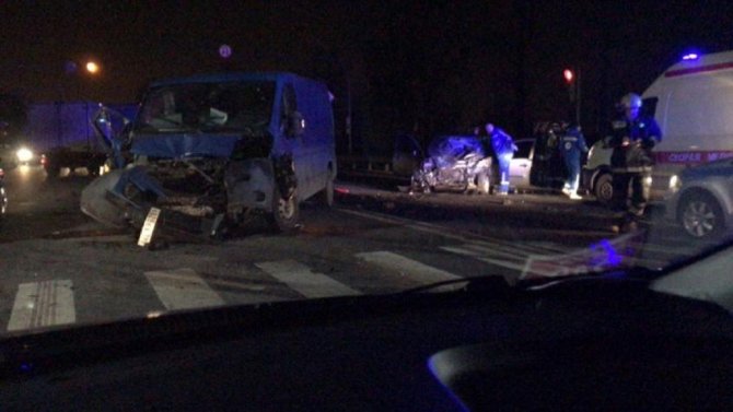 На Московском шоссе в Петербурге насмерть сбили водителя