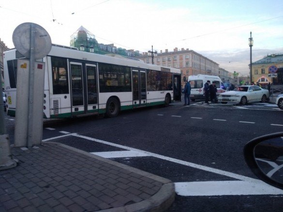 В Петербурге два человека пострадали в ДТП с автобусом