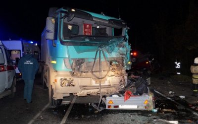 Под Чебоксарами погибло 13 человек в результате столкновения микроавтобуса и грузовика