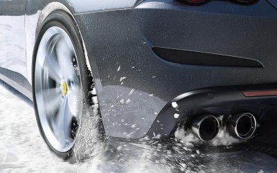Авилон протестирует Ferrari GTC4Lusso на снежном треке в Италии