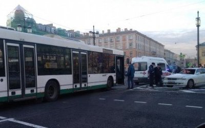 В Петербурге два человека пострадали в ДТП с автобусом
