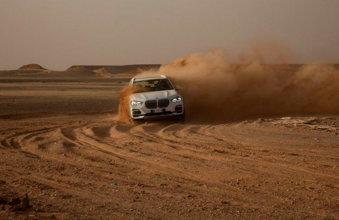 Новый BMW X5 испытали в пустыне 3