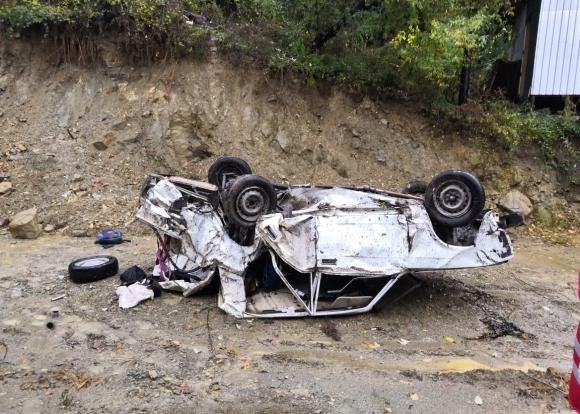 В опрокинувшейся машине в Сочи погибли два человека
