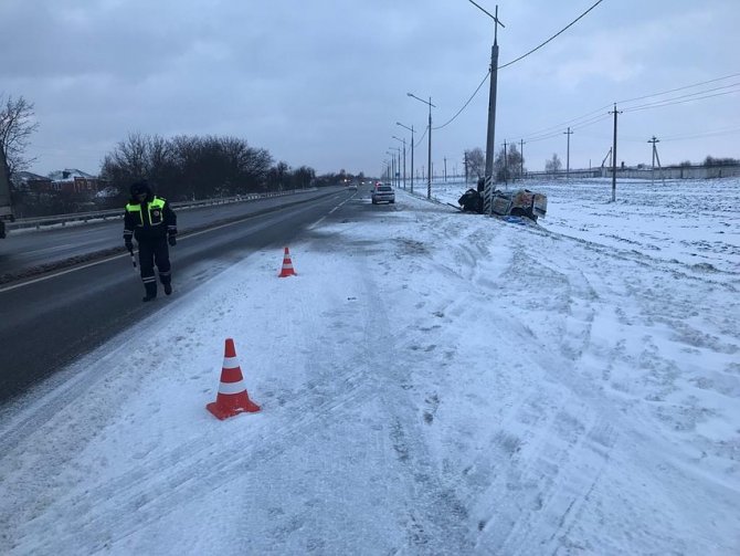 Под Краснодаром автомобиль врезался в столб – погиб 22-летний водитель