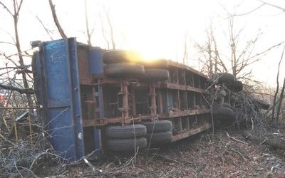 В Грачевском районе погиб водитель опрокинувшегося КамАЗа