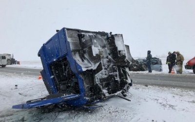 Пять человек погибли в ДТП с грузовиком в Оренбургской области