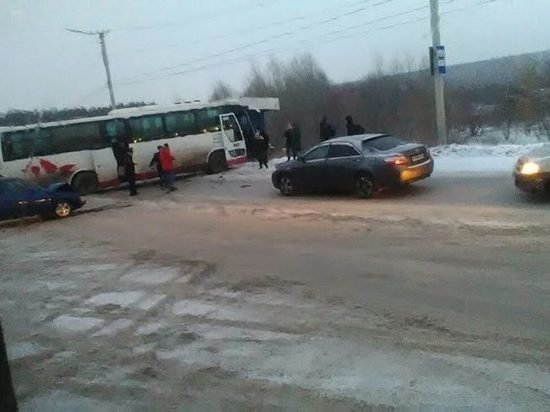 В Кузбассе автобус сбил 15-летнюю девочку и врезался в автомобили