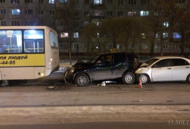 Четыре человека пострадали в массовом ДТП в Омске