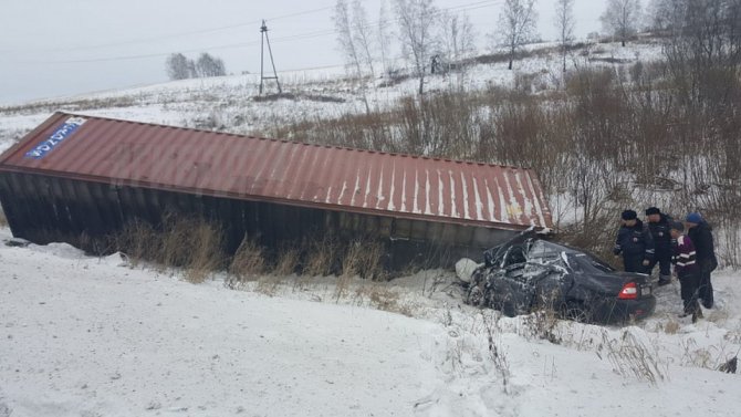Два человека погибли в ДТП с грузовиком в Красноярском крае (4)