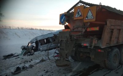 Водитель микроавтобуса погиб в ДТП со снегоуборочным КамАЗом в Новосибирской области
