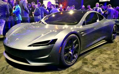 Tesla возобновляет производство модели Roadster