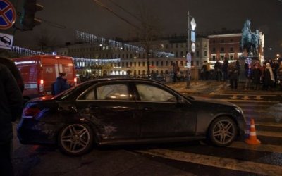 В Петербурге на Невском проспекте иномарка не успела проскочить на красный и влетела в толпу пешеходов