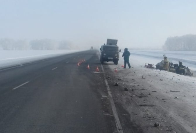 Водитель ВАЗа погиб в ДТП с фурой в Омской области