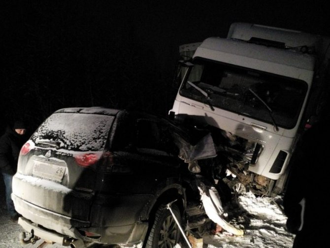 Три человека погибли в ДТП с грузовиком в Архангельской области