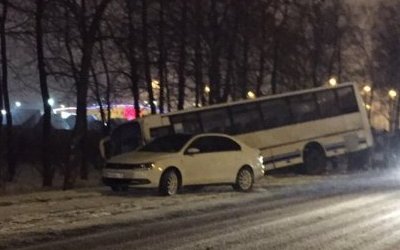 Два человека пострадали в ДТП с автобусом на Таллинском шоссе