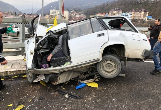 В Сочи ВАЗ врезался в забор – водитель погиб