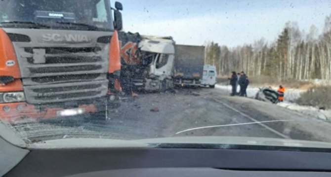 Два человека погибли в массовом ДТП с грузовиками в Челябинской области