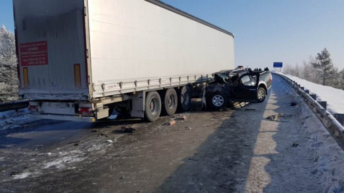 В ДТП с грузовиком в Сургутском районе погиб водитель иномарки